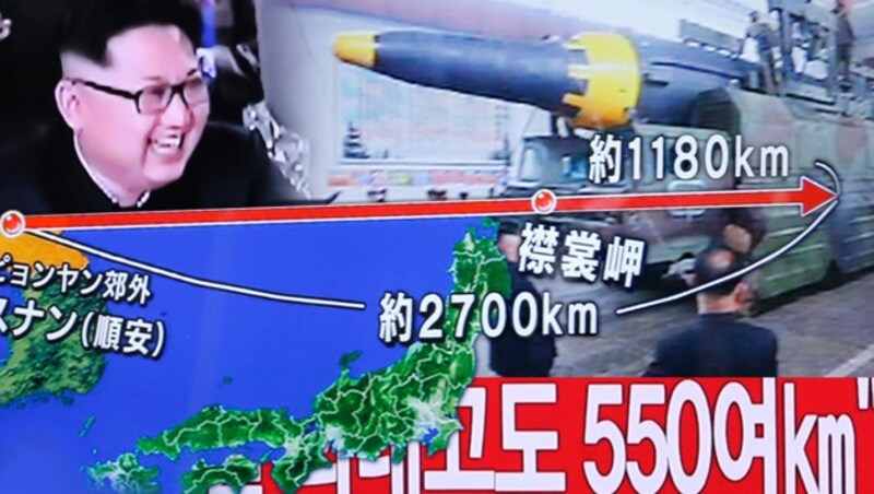 Nordkoreas Machthaber Kim Jong Un freut sich über die Reichweite der jüngst abgeschossenen Rakete. (Bild: AP,krone.at-Grafik)