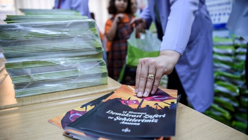Eine Lehrerin verteilt Schulmaterial zum Putschversuch im Vorjahr. (Bild: AFP)