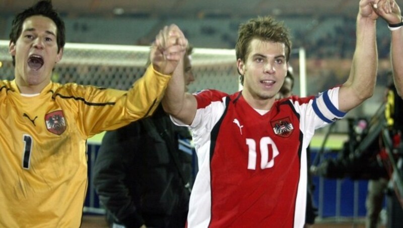 Helge Payer bejubelt mit am 30. März 2005 ÖFB-Kapitän Andi Ivanschitz den 1:0-Heimsieg gegen Wales. (Bild: APA/Herbert Pfarrhofer)