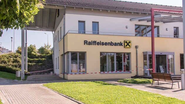 In dieser Raiffeisenbank in Rohr im Kremstal wollten die Gauner den Bankomaten plündern. (Bild: Jack Haijes)
