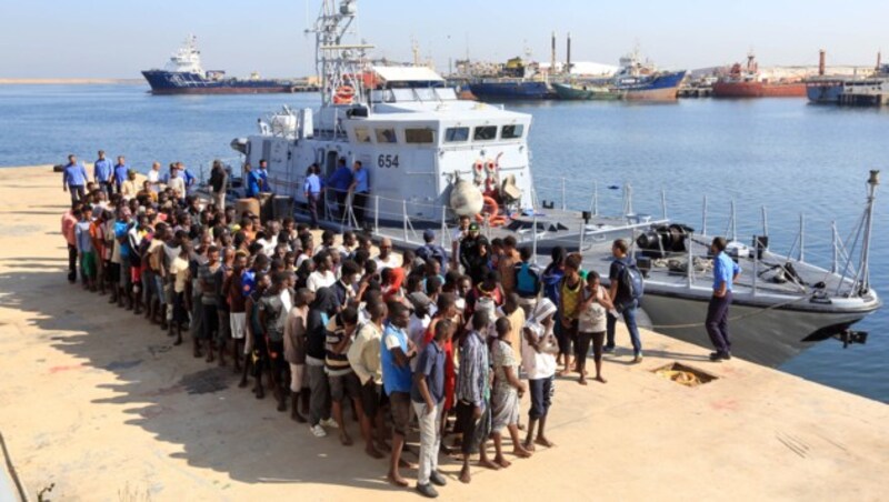 Migranten im Hafen der libyschen Hauptstadt Tripolis (Bild: AFP)