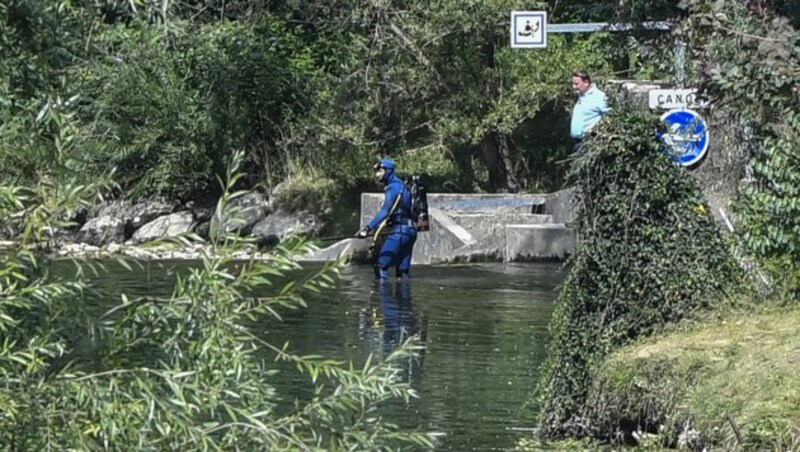 Ein Polizeitaucher auf der Suche nach der verschwundenen Neunjährigen (Bild: AFP)