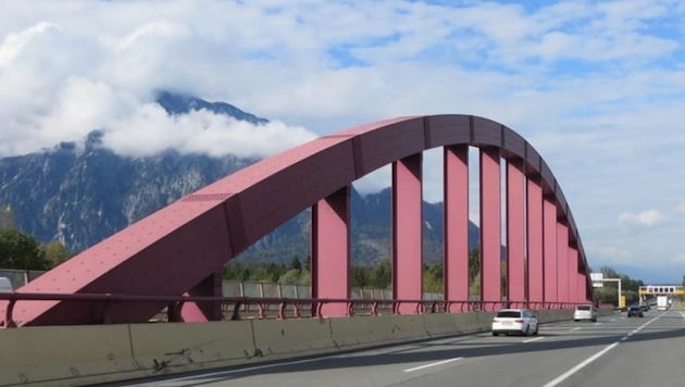 Die 1968 erbaute A 10-Brücke in Puch-Urstein hat ein Mitteltragwerk aus Stahl, Spannweite 133 Meter. (Bild: Asfinag)