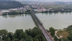 Die Donaubrücke Mauthausen soll 2018 saniert werden, doch Firmen fordern zudem einen raschen Neubau. (Bild: FOTOKERSCHI.AT/KERSCHBAUMMAYR)