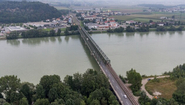 Die Donaubrücke Mauthausen soll 2018 saniert werden, doch Firmen fordern zudem einen raschen Neubau. (Bild: FOTOKERSCHI.AT/KERSCHBAUMMAYR)