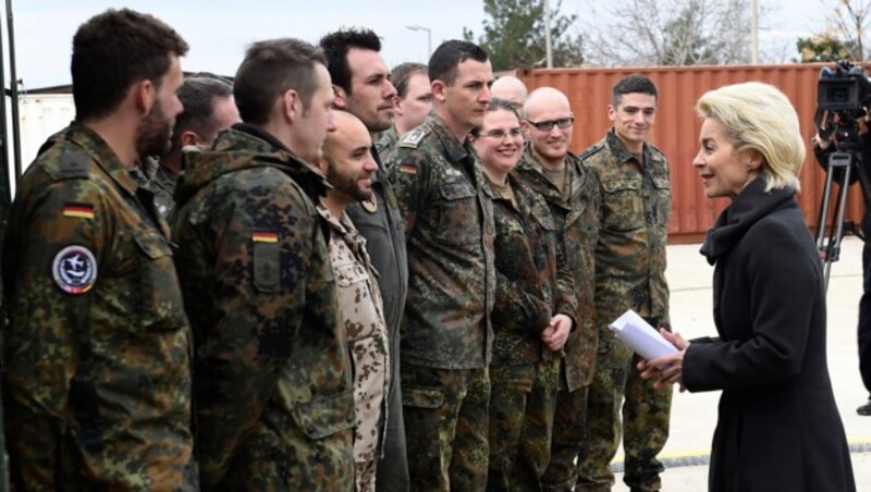 Truppenbesuch von Verteidigungsministerin Ursula von der Leyen in Incirlik im Jänner 2016 (Bild: AFP)
