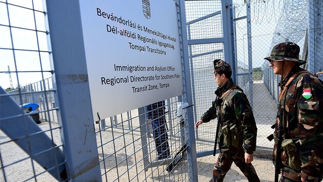 Ungarische Soldaten an der Grenze zu Serbien (Bild: AFP)