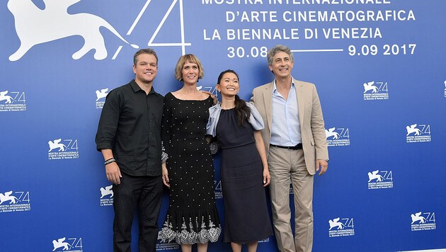 Matt Damon, Kristen Wiig, Hong Chau und Regisseur Alexander Payne posieren für die Kameras. (Bild: AFP)