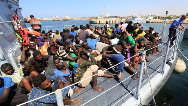 Migranten auf einem Boot der libyschen Küstenwache (Bild: AFP)