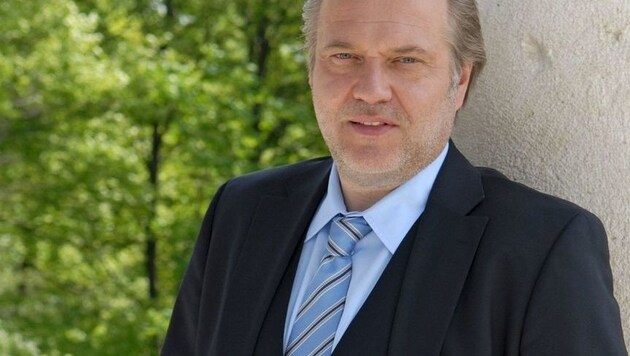 "Der Alte" Richard Voss (Jan-Gregor Kremp) (Bild: ORF)