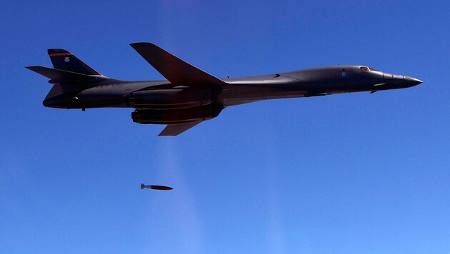 Ein B-1B-Bomber der U.S. Air Force wirft während der Übung eine Bombe ab. (Bild: South Korea Defense Ministry)