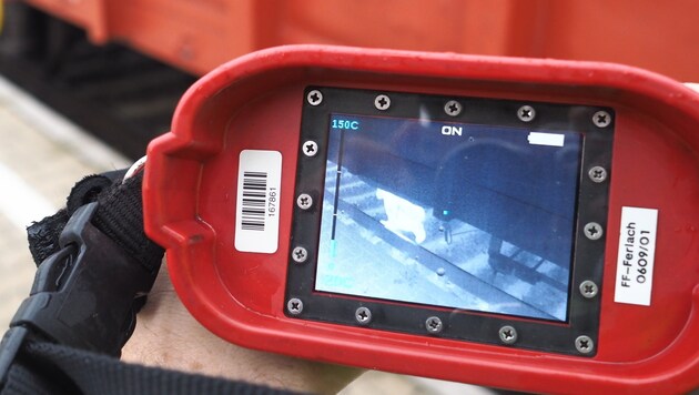 Mit der Wärmebildkamera suchten die Einsatzkräfte nach blinden Passagieren unter den Waggons (Bild: Thomas Leitner)