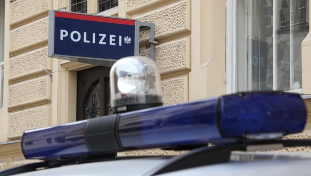 Polizisten warfen den rabiaten Asylwerber aus dem Jugend-Quartier. Die Betreuerin ging ins Spital. (Bild: Jürgen Radspieler)