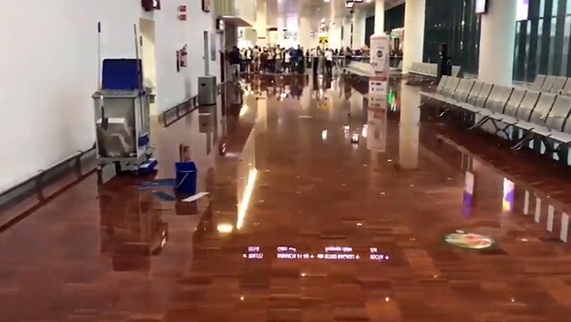 Ein Screenshot aus einem Video zeigt den überschwemmten Flughafen. (Bild: Screenshot Il Fatto Quotidiano)
