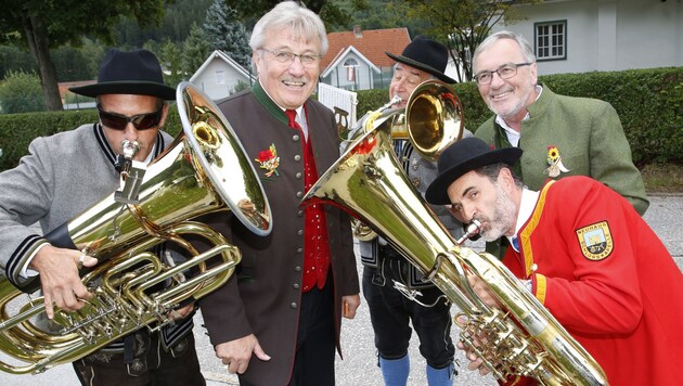 Bürgermeister Stefan Visotschnig und Alt-Politiker Raimund Grilz wurde von den Musikern umzingelt. (Bild: Uta Rojsek-Wiedergut)