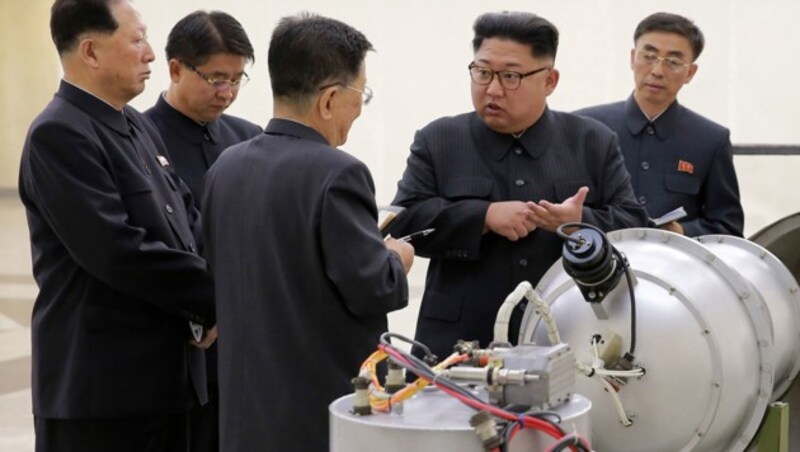 Bei einem Besuch im staatlichen Atomwaffeninstitut inspizierte Kim Jong Un am Sonntag eine H-Bombe. (Bild: KCNA via KNS)