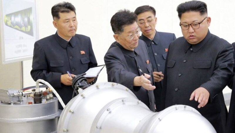 Bei einem Besuch im staatlichen Atomwaffeninstitut inspizierte Kim Jong Un eine H-Bombe. (Bild: KCNA via KNS)