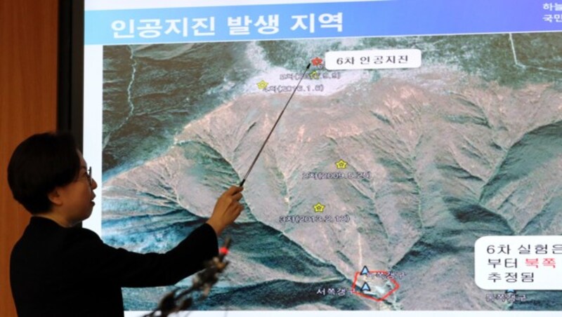 Südkoreanische Experten briefen Journalisten zum neuen Atomtest. (Bild: AP)