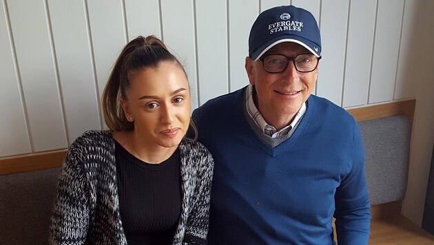Bill Gates mit Strandcafé-Mitarbeiterin Stefanie (Bild: Robin Consult)