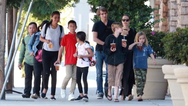Angelina Jolie führt ihre Kinder und Freunde zum Essen aus. (Bild: www.PPS.at)