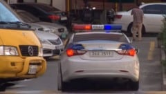 Ein Polizeiauto vor dem Wohnhaus des Ehepaars (Bild: Youtube.com)