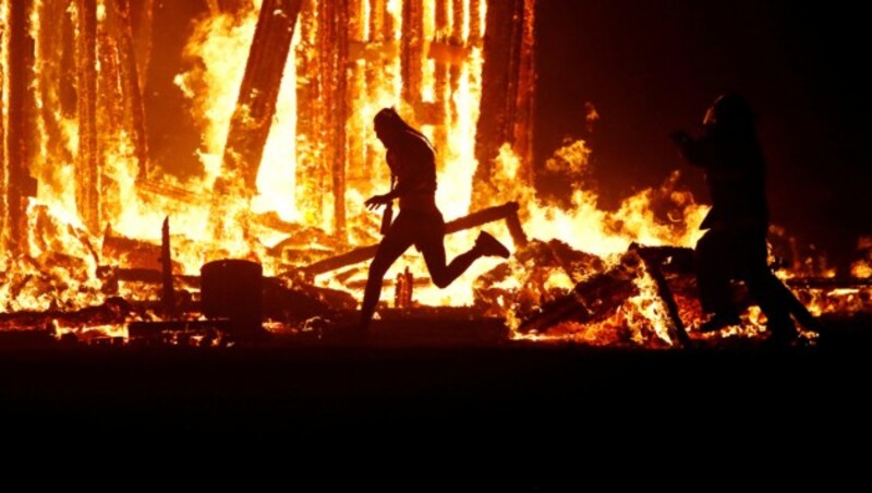 Dieses Foto zeigt den Mann, als er in die Flammen rennt. Kurze Zeit später ist er tot. (Bild: REUTERS)
