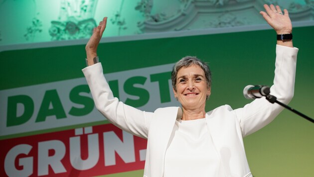 Grünen-Spitzenkandidatin Ulrike Lunacek lässt sich von ihren Anhängern feiern. (Bild: APA/GEORG HOCHMUTH)