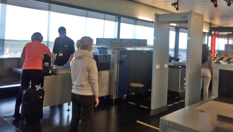 Bei den Gates am Flughafen Wien gibt es einen Raum für zusätzliche Sicherheitschecks. (Bild: Charlotte Sequard-Base)