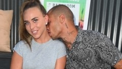 Jeremy Meeks und Chloe Green können die Finger nicht voneinander lassen. (Bild: www.PPS.at)