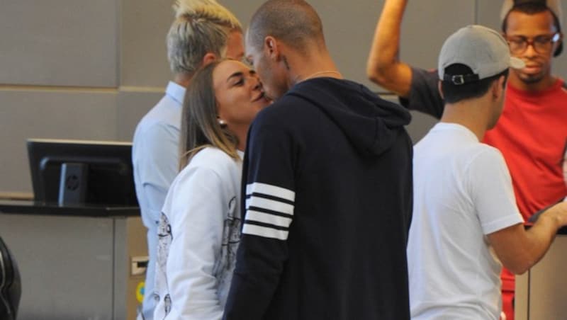 Beim Abflug nach Israel knutschten Chloe Green und Jeremy Meeks hemmungslos am Flughafen von L.A. (Bild: www.PPS.at)