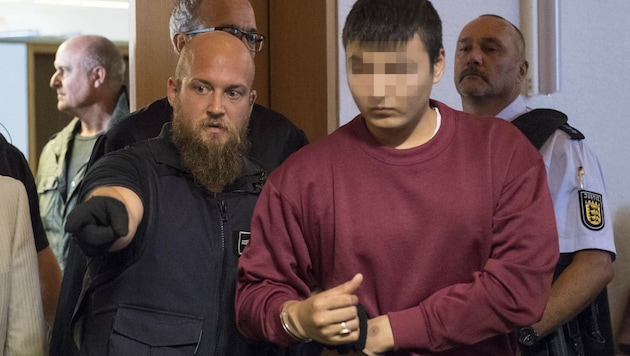 Der Angeklagte Hussein K. in Handschellen zum Prozessauftakt vor dem Freiburger Landgericht (Bild: AFP)