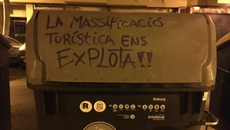 "Massentourismus beutet uns aus!!" ist auf diesem Müllcontainer in Palma de Mallorca zu lesen. (Bild: twitter.com)