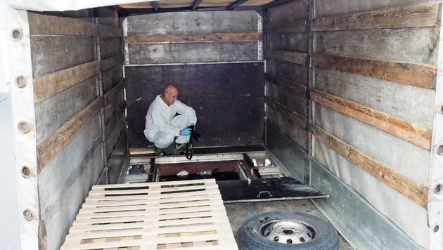 In diesem Mini-Hohlraum versteckt, wurden acht Flüchtlinge über die Grenze geschleppt. (Bild: Bundespolizei)