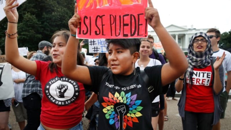 Junge Einwanderer protestieren vor dem Weißen Haus. (Bild: AP)