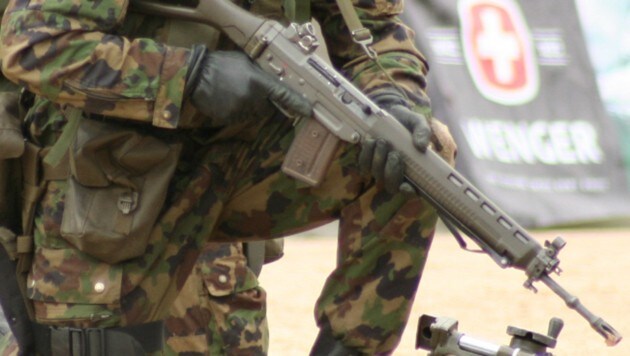 Das Sturmgewehr 90 verwendet auch die Schweizer Armee. (Bild: wikipedia.org)