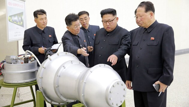 Kim Jong Un inspiziert eine Bombe. (Bild: AP)