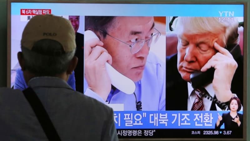 In südkoreanischen Medien wird über die intensiven Beratungen zwischen Trump und Moon berichtet. (Bild: AP)