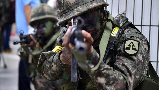 Südkoreanische Soldaten während einer Anti-Terror-Übung in Seoul (Bild: AFP)