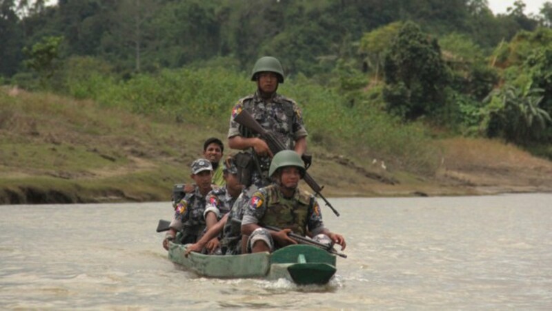 Burmesische Soldaten überwachen einen Grenzfluss zwischen Bangladesch und Myanmar. (Bild: AP)