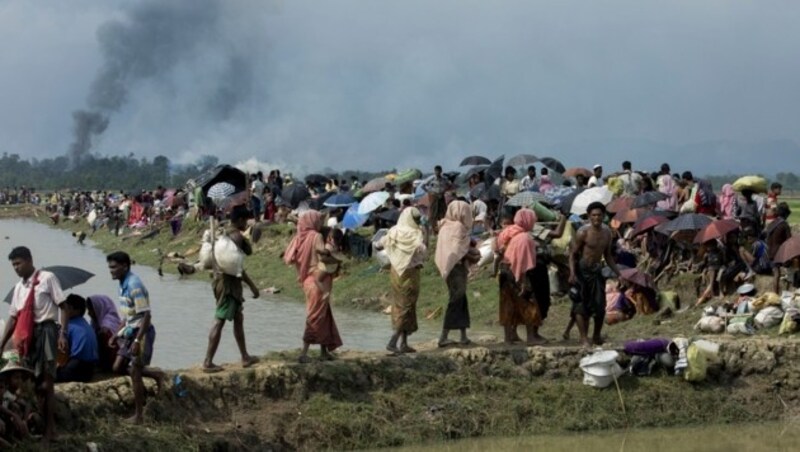 Rohingya auf der Flucht vor den Kämpfen (Bild: AFP)