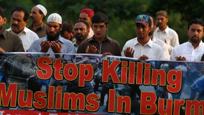 Demonstranten in Pakistan fordern das "Ende des Muslim-Tötens" in Myanmar. (Bild: AP)