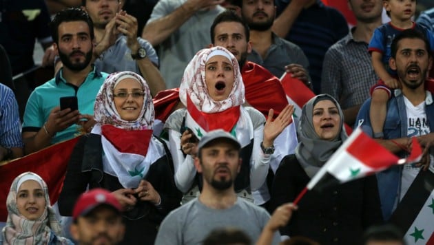 Beim Match Iran gegen Syrien durften nur weibliche Gästefans ins Stadion. (Bild: AP)