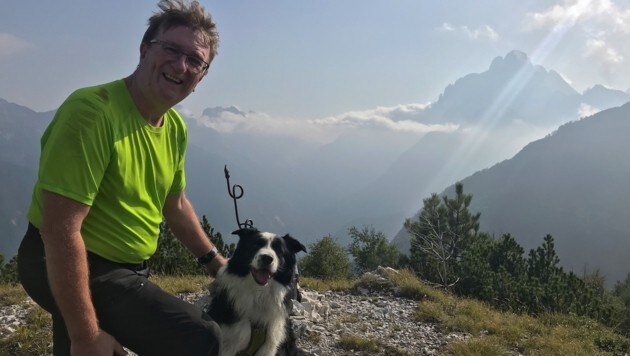 Herwig Hasslacher mit Chuck am Gipfel. Montasch im Hintergrund. (Bild: Hannes Wallner)