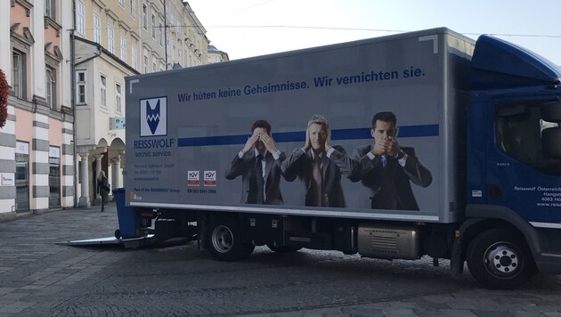 Nur Zufall, aber symbolträchtig: Ein Aktenvernichter-Lkw vor dem Linzer Rathaus (Bild: Kronen Zeitung)