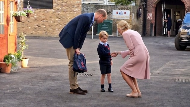 Prinz George schüttelt Schuldirektorin Helen Haslem die Hand, während William die Schultasche hält. (Bild: Kensington Palast)