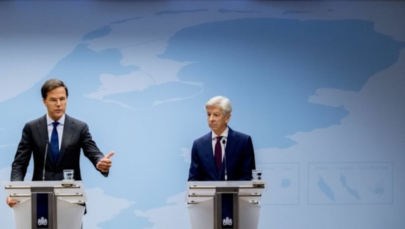 Premier Mark Rutte (li.) und Innenminister Ronald Plasterk sagten Hilfe für die Sturmopfer zu. (Bild: AFP)