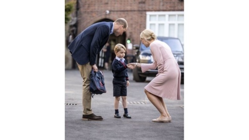 Helen Haslem begrüßt Prinz George in ihrer Schule (Bild: Times Newspapers Ltd)