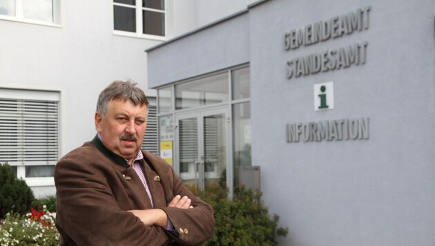 Bürgermeister Josef Wiesinger vor dem Gemeindeamt Dimbach (Bild: Kronen Zeitung)