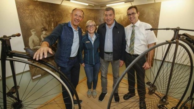 Eddy Merckx mit Leo Bauernberger, Hildegund Schirlbauer und Wals-Vize Andreas Hasenöhrl (Bild: Markus Tschepp)