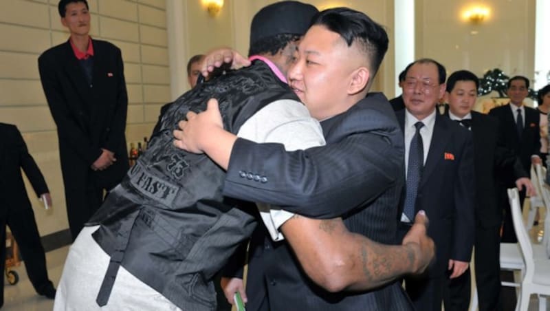 Ein Bild aus dem Jahr 2013: Dennis Rodman herzt "Kumpel" Kim Jong-un. (Bild: AFP)